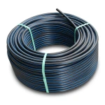 لفة أنابيب HDPE ضغط 9.9 بار PE 100 قطر خارجي 32 مم SDR 13.6 أسود مع خط أزرق