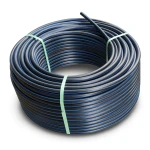 لفة أنابيب بلاستيك HDPE ضغط 9.9 بار PE 100 قطر خارجي 50 مم SDR 13.6 لون أسود مع خط أزرق