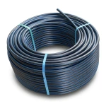 لفة أنابيب HDPE ضغط 9.9 بار PE 100، قطر خارجي 90 مم SDR 13.6 أسود مع خطوط زرقاء