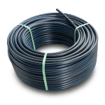 لفة أنابيب بلاستيك HDPE ضغط 4 بار PE 100 قطر خارجي 90 مم SDR 33 أسود مع خط أزرق