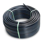 لفة أنابيب HDPE ضغط 9.9 بار PE 100 قطر خارجي 32 مم SDR 13.6 أسود مع خط أزرق