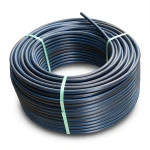 لفة أنابيب بلاستيك HDPE ضغط 9.9 بار PE 100 قطر خارجي 50 مم SDR 13.6 لون أسود مع خط أزرق