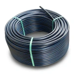 لفة أنابيب HDPE ضغط 9.9 بار PE 100، قطر خارجي 90 مم SDR 13.6 أسود مع خطوط زرقاء