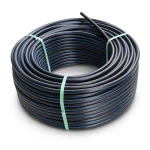 لفة أنابيب HDPE ضغط 12.5 بار PE 100 قطر خارجي 25 مم SDR 11 أسود مع خط أزرق
