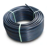 لفة أنابيب HDPE ضغط اسمي 15.6 بار PE 100 قطر خارجي 16 مم SDR 9 أسود مع خطوط زرقاء