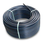 لفة أنابيب بلاستيك HDPE ضغط 15.6 بار PE 100 قطر خارجي 32 مم SDR 9 أسود مع خط أزرق
