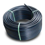لفة أنابيب بلاستيك HDPE ضغط 9.9 بار PE 100 قطر خارجي 25 مم SDR 13.6 أسود مع خط أزرق