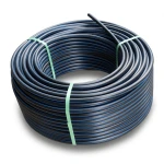 لفة أنابيب HDPE ضغط 9.9 بار PE 100 قطر خارجي 32 مم SDR 13.6 أسود مع خط أزرق