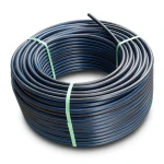 لفة أنابيب بلاستيك HDPE ضغط 9.9 بار PE 100 قطر خارجي 50 مم SDR 13.6 لون أسود مع خط أزرق