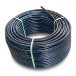لفة أنابيب بلاستيك HDPE ضغط 9.9 بار PE 100 قطر 63 مم SDR 13.6 أسود مع خطوط زرقاء