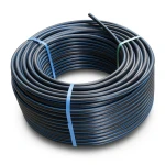 لفة أنابيب HDPE ضغط 9.9 بار PE 100، قطر خارجي 90 مم SDR 13.6 أسود مع خطوط زرقاء