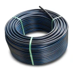 لفة أنابيب بولي ايثيلين عالي الكثافة ضغط 9.9 بار PE 100 قطر خارجي 160 مم SDR 13.6 أسود مع خطوط زرقاء