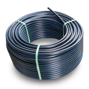 لفة أنابيب بلاستيك HDPE ضغط 15.6 بار PE 100 قطر خارجي 75 مم SDR 9 لون أسود مع خط أزرق