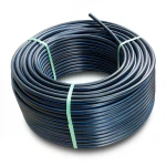 لفة أنابيب HDPE ضغط اسمي 4 بار PE 80 قطر خارجي 63 مم SDR 41 أسود مع خطوط زرقاء