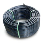 لفة أنابيب بلاستيك HDPE ضغط 4 بار PE 80، قطر خارجي 90 مم SDR 41 أسود مع خطوط زرقاء