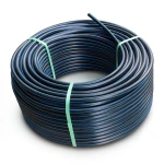 لفة أنابيب HDPE ضغط 4 بار PE 80 قطر خارجي 110 مم SDR 41 أسود مع خطوط زرقاء