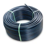 لفة أنابيب HDPE ضغط اسمي 4 بار PE 80 قطر خارجي 63 مم SDR 41 أسود مع خطوط زرقاء
