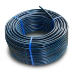 لفة أنابيب HDPE ضغط 4 بار PE 80 قطر خارجي 110 مم SDR 41 أسود مع خطوط زرقاء