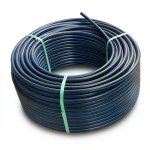 لفة أنابيب HDPE ضغط 4 بار PE 80 قطر خارجي 125 مم SDR 33 أسود مع خطوط زرقاء