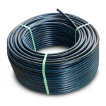 لفة أنابيب HDPE ضغط اسمي 4 بار PE 80، قطر خارجي 140 مم SDR 33 أسود مع خطوط زرقاء