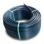 لفة أنابيب بلاستيك HDPE ضغط 4 بار PE 80، قطر خارجي 90 مم SDR 41 أسود مع خطوط زرقاء