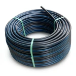 لفة أنابيب HDPE ضغط 4 بار PE 80 قطر خارجي 110 مم SDR 41 أسود مع خطوط زرقاء