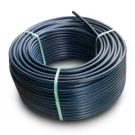 لفة أنابيب HDPE ضغط 4 بار PE 80 قطر خارجي 125 مم SDR 41 أسود مع خطوط زرقاء
