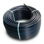 لفة أنابيب بلاستيك HDPE ضغط 4 بار PE 80 قطر خارجي 140 مم SDR 41 أسود مع خط أزرق