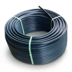 لفة أنابيب HDPE ضغط 4 بار PE 80، قطر خارجي 63 مم، SDR 33، أسود مع خطوط زرقاء
