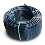 لفة أنابيب HDPE ضغط اسمي 4 بار PE 80، قطر خارجي 140 مم SDR 33 أسود مع خطوط زرقاء