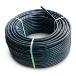 لفة أنابيب HDPE ضغط 4 بار PE 80 قطر خارجي 75 مم SDR 33 أسود مع خط أزرق