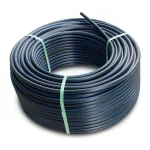 لفة أنابيب بلاستيك HDPE ضغط اسمي 6 بار PE 80 قطر خارجي 90 مم SDR 22 أسود مع خطوط زرقاء