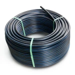 لفة أنابيب HDPE ضغط 6 بار PE 80 قطر خارجي 110 مم SDR 22 أسود مع خطوط زرقاء