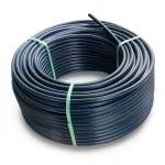 لفة أنابيب بلاستيك HDPE ضغط اسمي 6 بار PE 80 قطر خارجي 90 مم SDR 22 أسود مع خطوط زرقاء