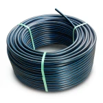 لفة أنابيب HDPE ضغط 6 بار PE 80 قطر خارجي 110 مم SDR 22 أسود مع خطوط زرقاء