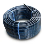 لفة أنابيب HDPE ضغط 6 بار PE 80، قطر خارجي 125 مم SDR 22 أسود مع خط أزرق