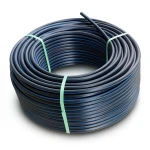 لفة أنابيب HDPE ضغط 10 بار PE 80، قطر خارجي 25 مم SDR 13.6 لون أسود مع خط أزرق