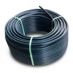 لفة أنابيب بلاستيك HDPE ضغط 10 بار PE 80، قطر خارجي 32 مم، SDR 13.6 أسود مع خطوط زرقاء