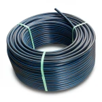 لفة أنابيب HDPE ضغط اسمي 10 بار PE 80، قطر خارجي 125 مم SDR 13.6، أسود مع خطوط زرقاء