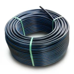 لفة أنابيب HDPE ضغط 10 بار PE 80، قطر خارجي 25 مم SDR 13.6 لون أسود مع خط أزرق
