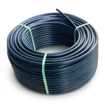لفة أنابيب بلاستيك HDPE ضغط 10 بار PE 80، قطر خارجي 32 مم، SDR 13.6 أسود مع خطوط زرقاء