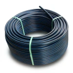 لفة أنابيب HDPE ضغط 10 بار PE 80، قطر خارجي 63 مم، SDR 13.6، أسود مع خطوط زرقاء