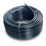 لفة أنابيب HDPE ضغط 10 بار PE80 قطر خارجي 75 مم SDR 13.6 أسود مع خطوط زرقاء