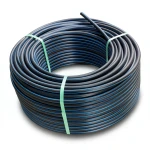 لفة أنابيب بلاستيك HDPE ضغط 10 بار PE 80 قطر خارجي 90 مم SDR 13.6 أسود مع خطوط زرقاء