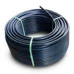 لفة أنابيب بلاستيك HDPE ضغط 10 بار PE 80 قطر خارجي 140 مم SDR 13.6 لون أسود مع خط أزرق