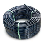 لفة أنابيب HDPE ضغط 12.5 بار PE 80 قطر خارجي 20 مم SDR 11 أسود مع خط أزرق