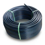 لفة أنابيب HDPE ضغط 12.5 بار PE 80 قطر خارجي 32 مم SDR 11 أسود مع خطوط زرقاء