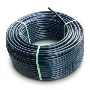 لفة أنابيب بلاستيك HDPE ضغط 10 بار PE 80، قطر خارجي 32 مم، SDR 13.6 أسود مع خطوط زرقاء
