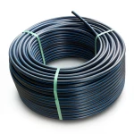 لفة أنابيب HDPE ضغط 10 بار PE 80، قطر خارجي 63 مم، SDR 13.6، أسود مع خطوط زرقاء