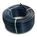 لفة أنابيب HDPE ضغط 10 بار PE80 قطر خارجي 75 مم SDR 13.6 أسود مع خطوط زرقاء